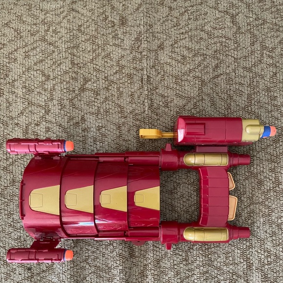 EXCLUSIVE Extendable Iron Man Blaster Armor Nerf Blaster w/ 4 Nerf Darts - Picture 2 of 5